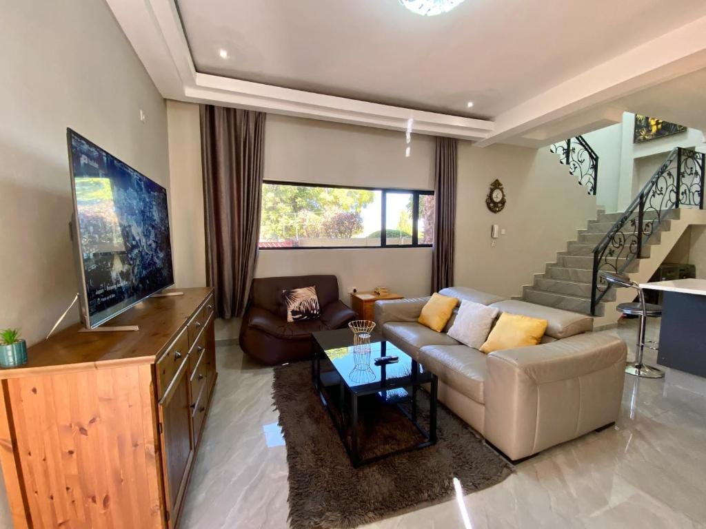 Modern, 2-Story Luxury House — photo 1